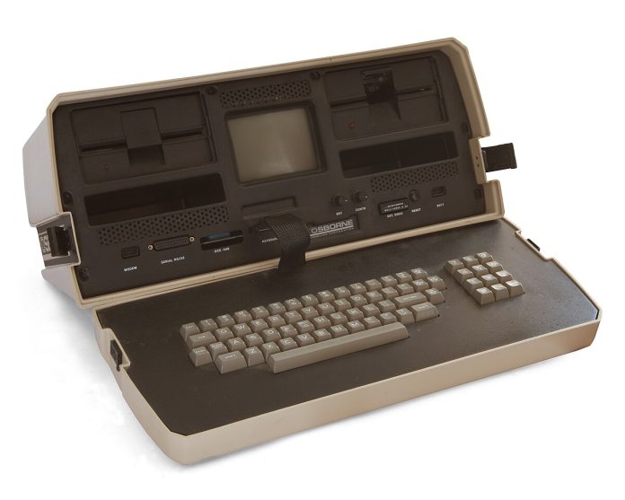 Știai că primele laptopuri au fost dezvoltate în anii 1980 și erau extrem de grele și costisitoare?