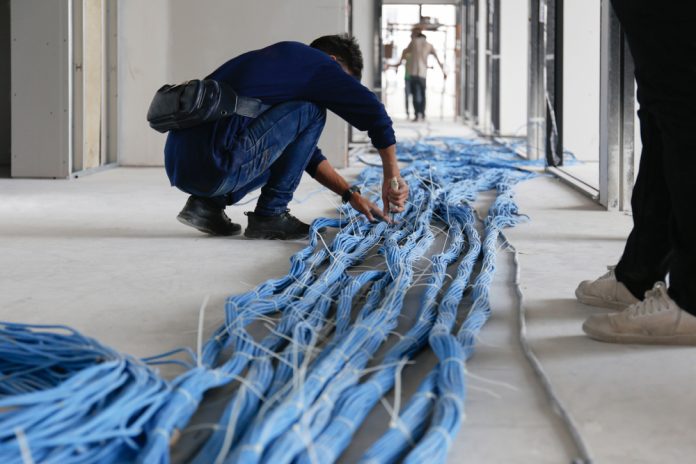 Cum facem cablarea structurată într-o clădire nouă a unei școli?