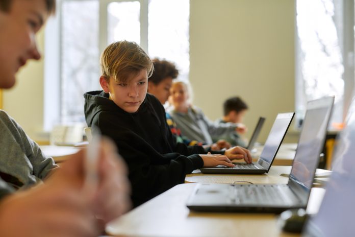 Tablete și laptopuri în educație: Cum să alegi echipamentul potrivit