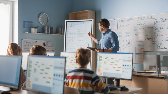 Digitalizarea în școli: un ghid pentru profesori și elevi