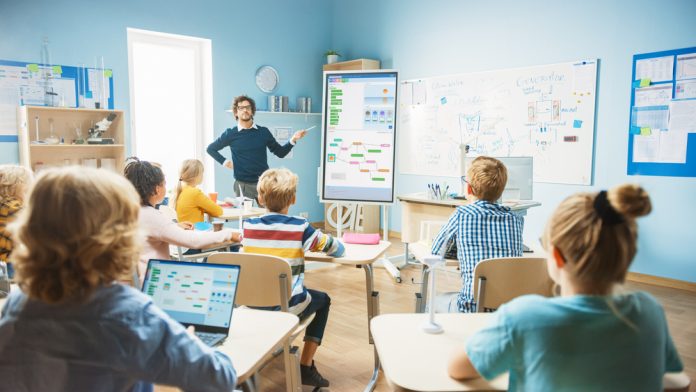 Table interactive SAMSUNG pentru o educație mai bună în școlile din România