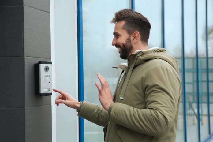 Un videointerfon te poate ajuta să controlezi accesul din clădirea ta