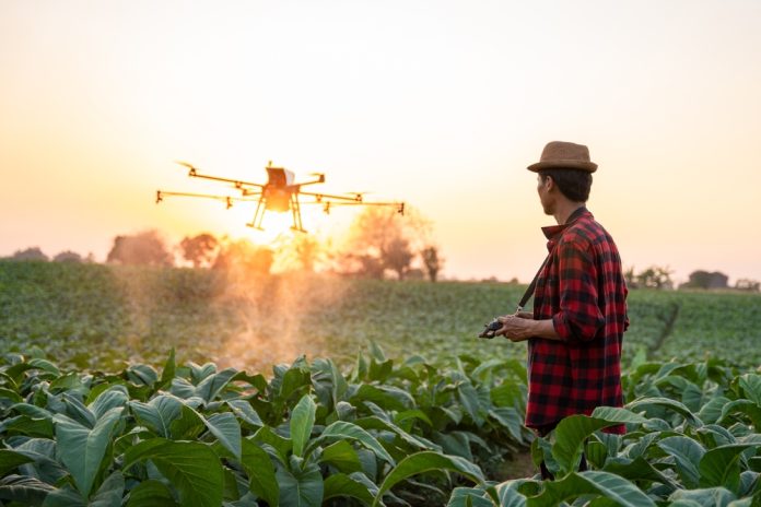 Agricultura inteligentă pe înțelesul tuturor. Beneficii și facilități cu drone pentru stropit culturile