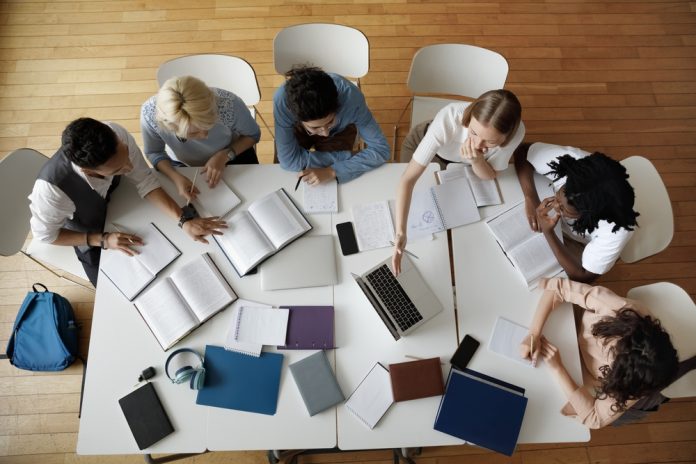 Cum să digitalizezi procesele administrative într-o școală sau liceu