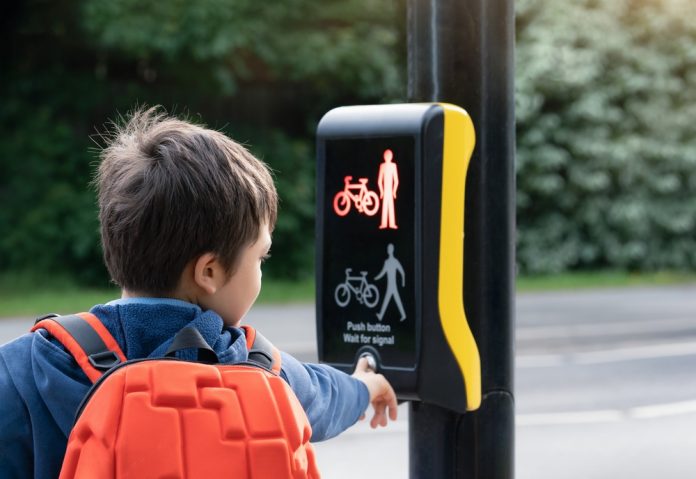 Semafoarele cu buton aduc civilizația la sat și salvează viața pietonilor