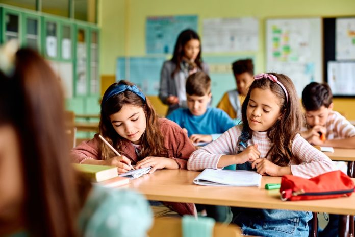 Beneficiile digitalizării în educație: De la table interactive la platforme online
