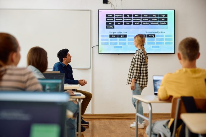Avantajele utilizării unei table interactive HORIZON în mediul educațional din România