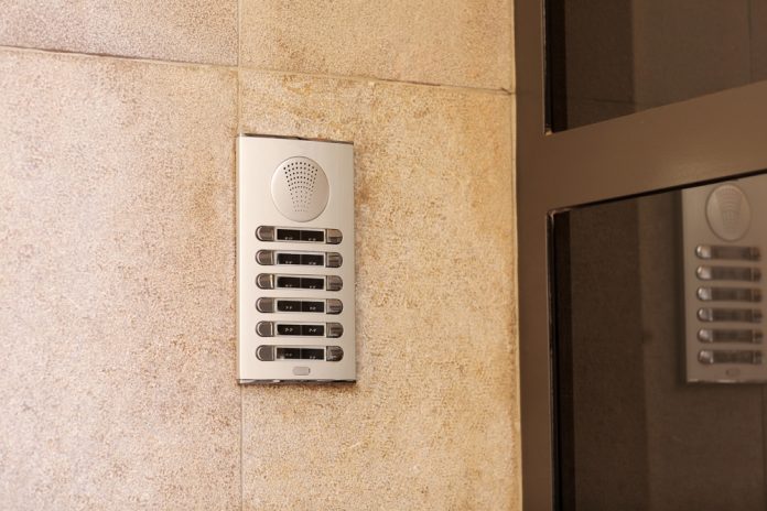 Ce este un interfon și cum funcționează într-o clădire publică?