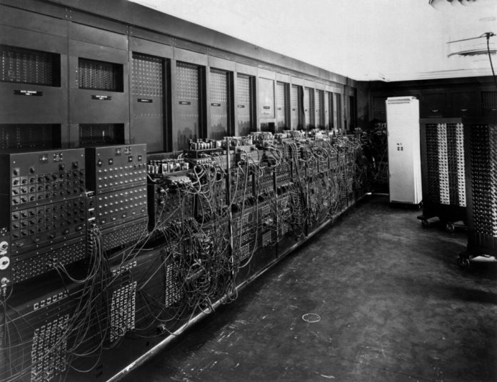 Știai că primul calculator electronic a fost construit în anii 1940 și ocupa o întreagă cameră?
